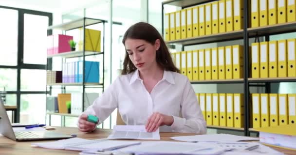 사업가 여자는 노트북에 문서들을 적극적으로 우표로 찍는다 Ceo 명령을 승인한다 — 비디오