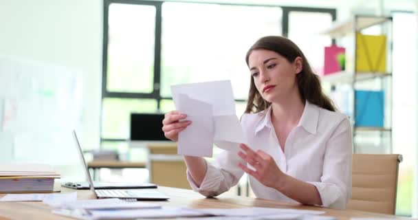 Femme Entrepreneure Ouvre Reçu Lettre Service Fiscal Fâche Femme Affaires — Video