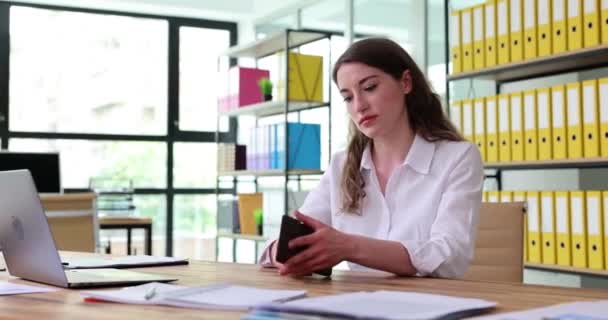 Ofis Çalışanı Maaş Gününden Önce Boş Cüzdanı Kontrol Eder Bozuk — Stok video
