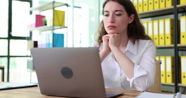 Beyaz Gömlekli Düşünceli Bayan Ofiste Dizüstü Bilgisayarın Önünde Oturan Patrondan — Stok video