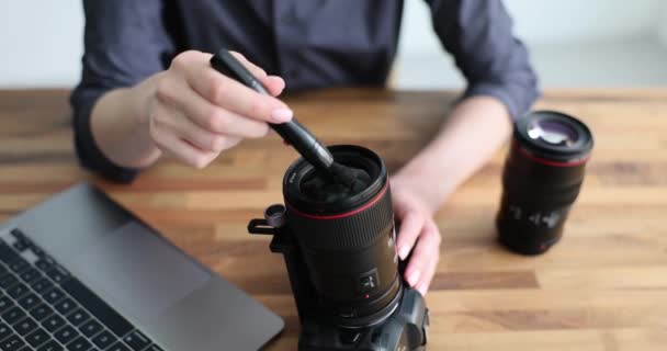 Fotógrafo Limpa Lente Poeira Usando Escova Suave Senhora Com Lentes — Vídeo de Stock
