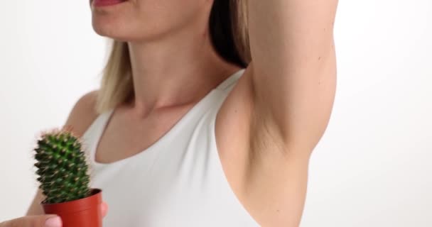 Beyaz Tişörtlü Elini Kaldırmış Genç Bir Kadın Koltukaltına Minyatür Kaktüs — Stok video