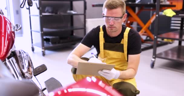 Junger Polier Reparaturzentrum Diagnostiziert Ersatzteile Motorrad Wartung Und Gewährleistung Des — Stockvideo