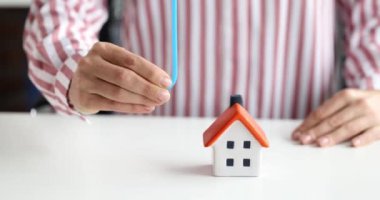 Sigorta acentesinin elinde şemsiye var. Gayrimenkul koruma ve sigorta kavramı