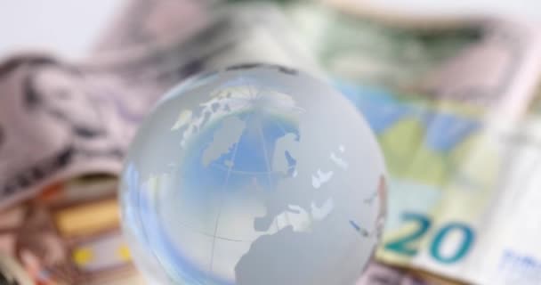 Прозрачный Стеклянный Шар Стоит Банкнотах Разных Стран Концепция Мировой Экономики — стоковое видео