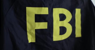 Sarı yazıtlı profesyonel ceketli yağmurluk kumaşı. Özel servis ceketi. Hükümet üniforması. Terörle mücadele kavramı