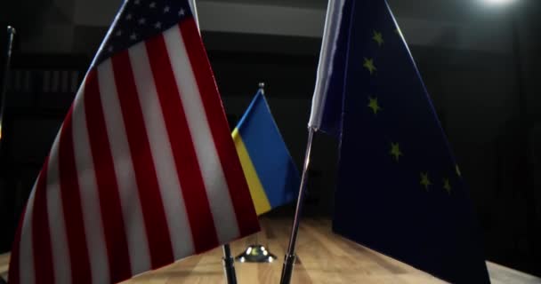 Oekraïense Vlag Houten Bordtafel Naast Amerikaanse Europese Vlaggen Donkere Vergaderzaal — Stockvideo