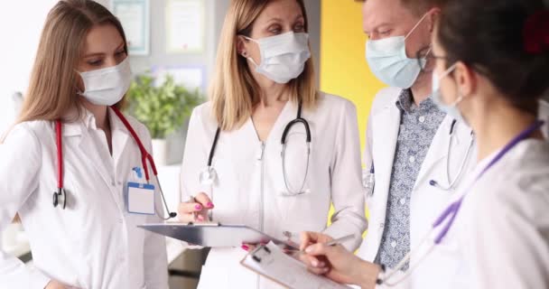 마스크를 일단의 의사들 클리닉 영화에서 의사소통을 의학적 유행병 — 비디오
