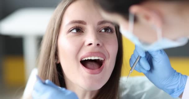 Zahnarzt Untersucht Zähne Einer Jungen Patientin Film Karies Behandlungskonzept — Stockvideo
