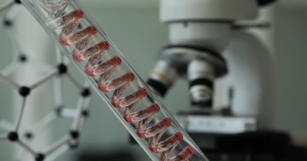Rode Vloeistof Stroomt Door Spiraalvormige Plastic Buis Het Laboratorium Chemisch — Stockvideo