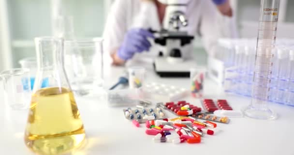 Flask Urina Sul Tavolo Laboratorio Con Mucchio Pillole Contro Scienziato — Video Stock