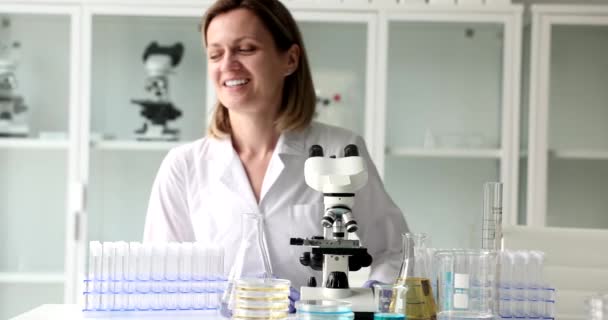 Gülümseyen Kadın Laboratuvar Çalışanı Öğle Yemeği Için Yerinden Mikroskop Test — Stok video