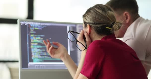 Kadın Bilgisayar Ekranında Programlama Programını Ofisteki Erkek Arkadaşa Gösteriyor Ortaklar — Stok video