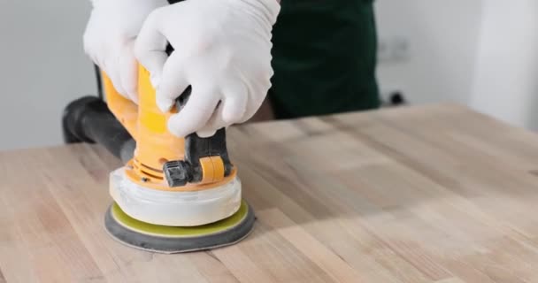 Tischler Arbeitskleidung Poliert Holzarbeiten Schreibtisch Mann Benutzt Holzbearbeitendes Poliergerät Hellem — Stockvideo