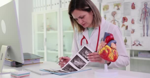 Médecin Des Soins Intensifs Examine Les Images Radiographiques Cavité Abdominale — Video