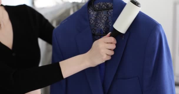Женщина Клерк Снимает Нити Голубой Ткани Куртке Роликом Одежды Концепция — стоковое видео