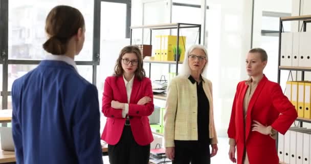 女同事们都反对在办公室工作的失职的男性雇员 公司慢动作中的商业竞争和欺侮概念 — 图库视频影像