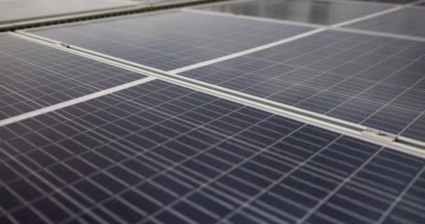 太阳能电池板系统用于生产和生产替代绿色能源 太阳能保护地球免受全球变暖的影响 — 图库视频影像
