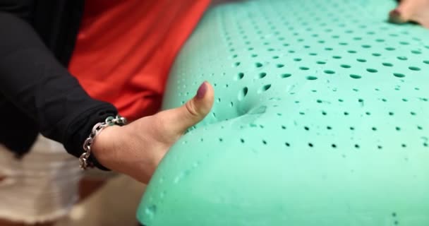 Vrouw Met Mooie Manicure Houdt Cyaan Evenwicht Kussen Kraken Met — Stockvideo