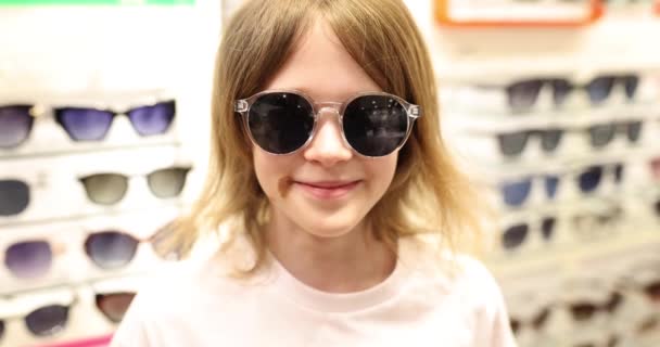 Colegiala Junior Prueba Unas Gafas Sol Negras Sonriendo Una Tienda — Vídeos de Stock