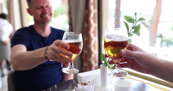 Mandlige Venner Drikker Glas Overfyldt Resort Cafe Sammen Smilende Stipendiater – Stock-video