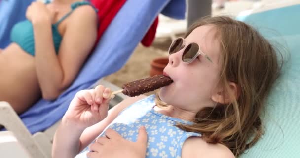 Gadis Remaja Berkacamata Hitam Makan Krim Tergeletak Bawah Matahari Pantai — Stok Video
