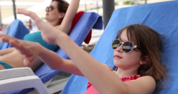 Junior Schoolgirl Sunglasses Lies Beach Sun Lounger Relaxing Mother Teen — Stock Video