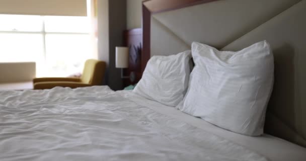 Двуспальная Кровать Роскошном Номере Отеля Дорогостоящий Гостиничный Номер Панорамными Окнами — стоковое видео