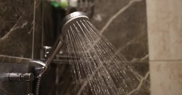 Vatten Rinner Från Tänd Dusch Badrummet Väntar Person Att Dusch — Stockvideo
