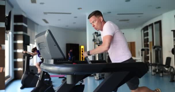 Male Person Purposefully Runs Treadmill Sports Club Man Funny Face — Stok video