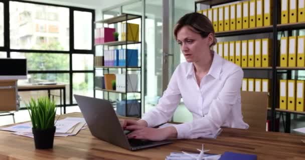 Tired Female Manager Types Laptop Keyboard Desk Cabinet Slow Motion — Stock videók