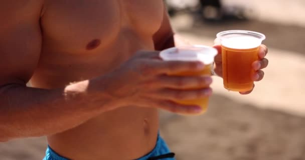 Strand Hält Ein Junger Mann Bier Der Hand Eine Nahaufnahme — Stockvideo