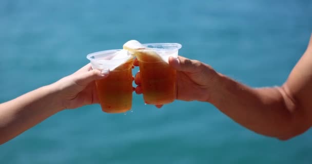 Het Strand Klotsen Handen Van Mensen Met Bier Een Plastic — Stockvideo