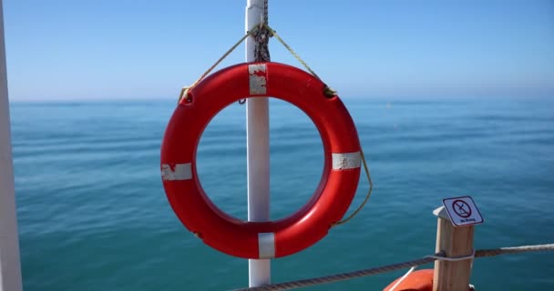 蓝色大海背景下的红色救生圈 一个特写镜头 协助溺水的概念方法 — 图库视频影像