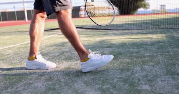 Mens Πόδια Πάει Ένα Τένις Στο Γήπεδο Μια Closeup Αργή — Αρχείο Βίντεο