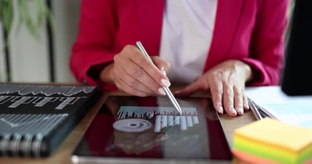 Una Mujer Oficina Conduce Lápiz Una Tableta Primer Plano Análisis — Vídeo de stock