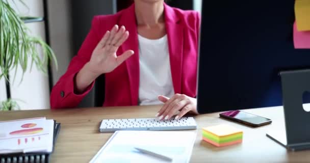 Бізнес Леді Сидячи Офісі Хвилює Його Руку Крупним Планом Сповільненням — стокове відео