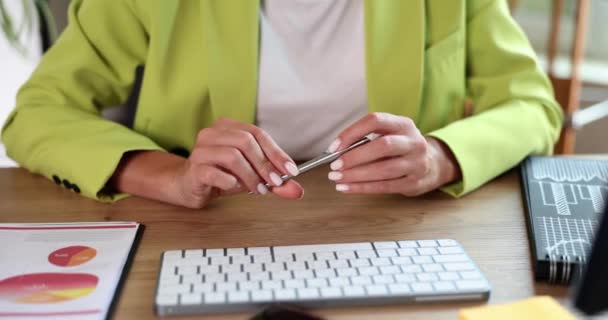 Kobieta Siedząca Biurze Trzyma Długopis Rękach Zbliżenie Koncepcja Myślenia Informacjach — Wideo stockowe