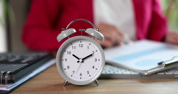 Reloj Despertador Gris Mesa Oficina Primer Plano Concepto Tiempo Negocio — Vídeos de Stock