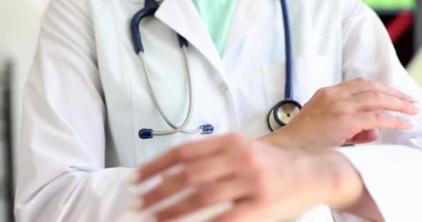 Läkaren Kliniken Korsade Hans Händer Närbild Slowmotion Medicinsk Personal Behandling — Stockvideo
