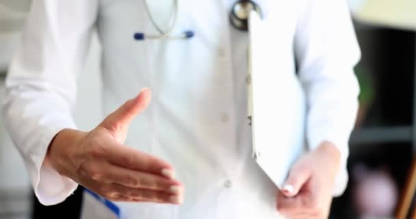 Médecin Uniforme Blanc Tend Main Gros Plan Une Mise Point — Video