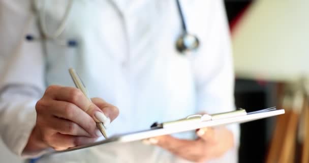 Lekarz Białym Mundurze Pisze Długopis Zbliżenie Spowolnienie Diagnoza Lekarska Przepisywanie — Wideo stockowe