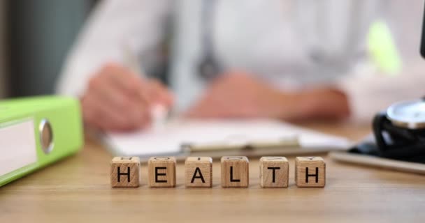 Здоровье Деревянных Кубиках Клинике Крупный План Мелкий Фокус Развитие Медицины — стоковое видео