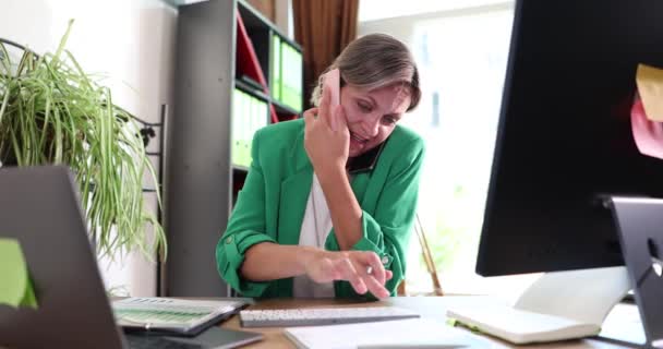 Eine Besorgte Frau Arbeitet Büro Großaufnahme Zeitlupe Stressige Situation Arbeitsplatz — Stockvideo