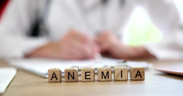 Masadaki Ahşap Küplerin Üzerindeki Amnemia Yazıtları Yakın Plan Bir Hematoloğu — Stok video