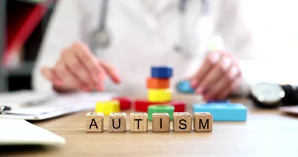 自閉症は テーブルの上に木製のキューブに碑文 クローズアップです 精神科医 小児疾患への訪問 — ストック動画