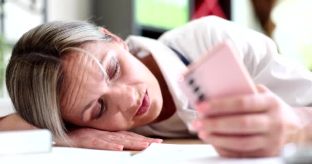 Médico Adormece Deitado Mesa Perto Fadiga Pessoal Médico Stress Trabalho — Vídeo de Stock