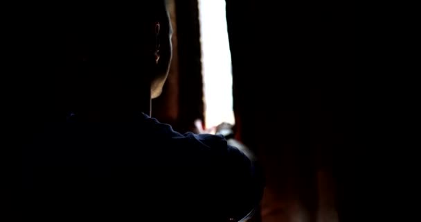 Ένας Νεαρός Άνδρας Στο Σκοτάδι Ανοίγει Κουρτίνες Ένα Κοντινό Πλάνο — Αρχείο Βίντεο