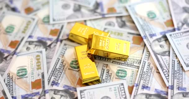 Lingotes Oro Encuentran Dólares Dispersos Primer Plano Cámara Lenta Ahorro — Vídeo de stock