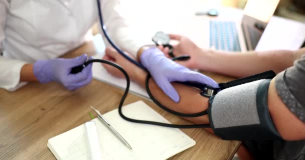 诊所的医生测量一个人的压力 手靠得很近 监测血压的医疗设备 — 图库视频影像